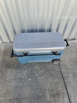 Igloo Sportsman110qt Hard Sided 2 wheels ice chest Cooler light gray/blue

Good condition 