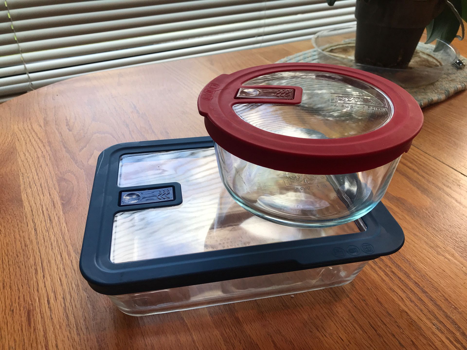 Set of 2 Pyrex press seal containers