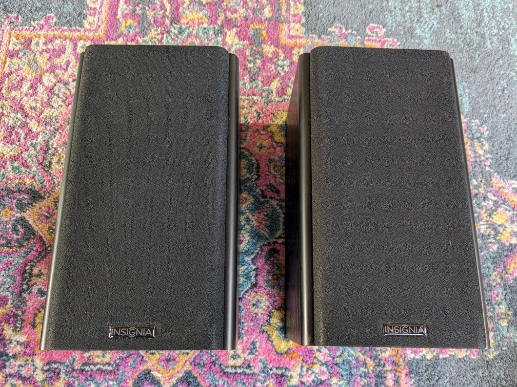Insignia NS-SP213 Bookshelf Speakers