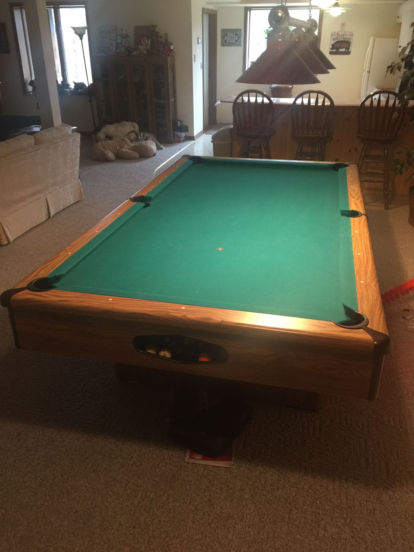 Pool table / billiards table