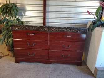 🥀 precious dresser in very good working condition and shape 🥀