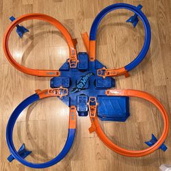 Hot Wheels Toy Car Track Set, Criss Cross Crash with 1:64 Scale Vehicle, Powered by a Motorized Booster. Batteries Included
