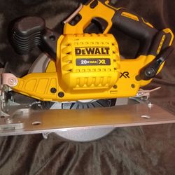 DeWalt Cordless Circular Saw W/ 20 V Battery