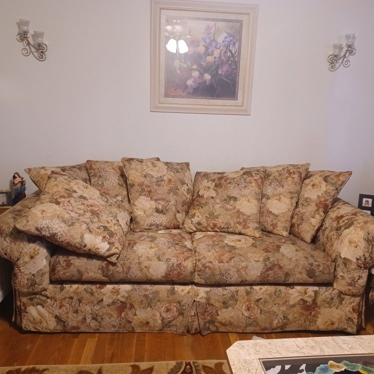 Two Big Fowlered Couches Couches Still Good
