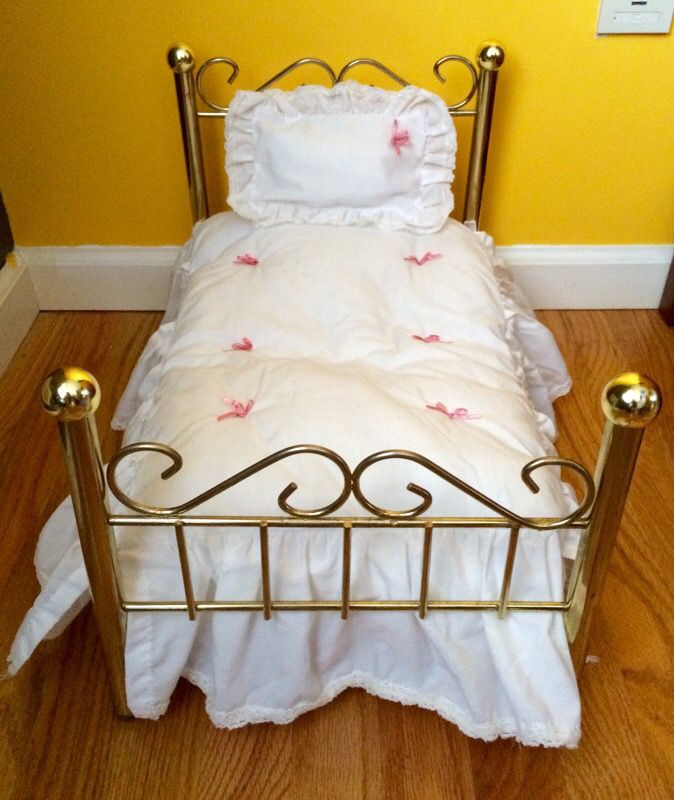 AMERICAN GIRL DOLL SAMANTHA'S BRASS BED & BEDDING for Sale in