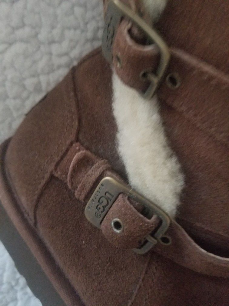 UGGS Boots Authentic)