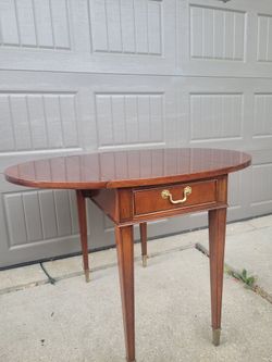 Vintage Lineage Hepplewhite Style Mahogany Drop-Leaf Pembrook Side Table