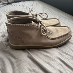 UGG Men’s Leather Suede Mid-Top Chukka Boot Shoes. Mens size: 10. Gray/Tan. Like New with Laces. With ENERG Comfort System insoles. 