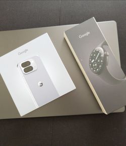 Google Moostone Pixel 10 Pro Fold Unlocked 256GB + Google Pixel Watch 4 41mm Space Black