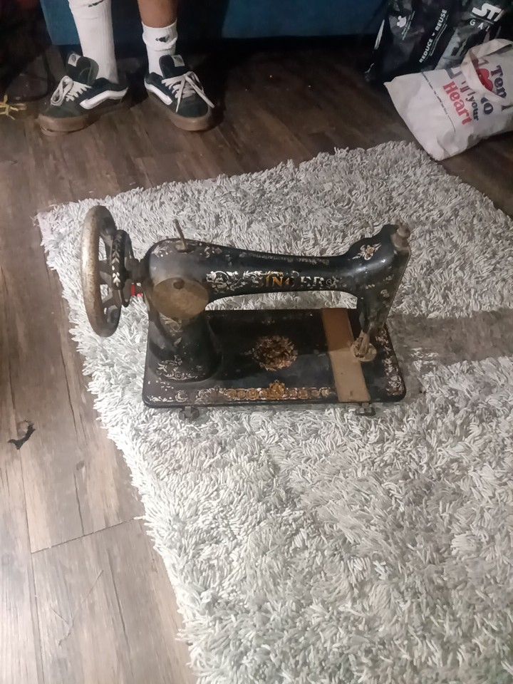 Vintage Antique Singer Sewing Machine
