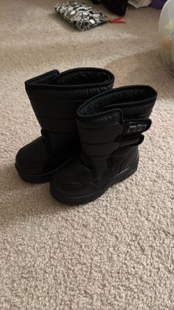 Snow boots toddler size 9