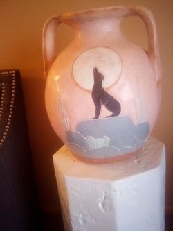 Beautiful plaster of Paris floor pedestal 24 inch tall & Vase with desert scene very heavy located in palm springs ca excellent