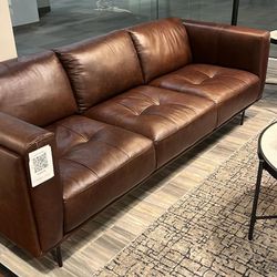 💝Soren Metal Legs With Espresso Sofa
Homelegance$20 Down Payment and delivery available 