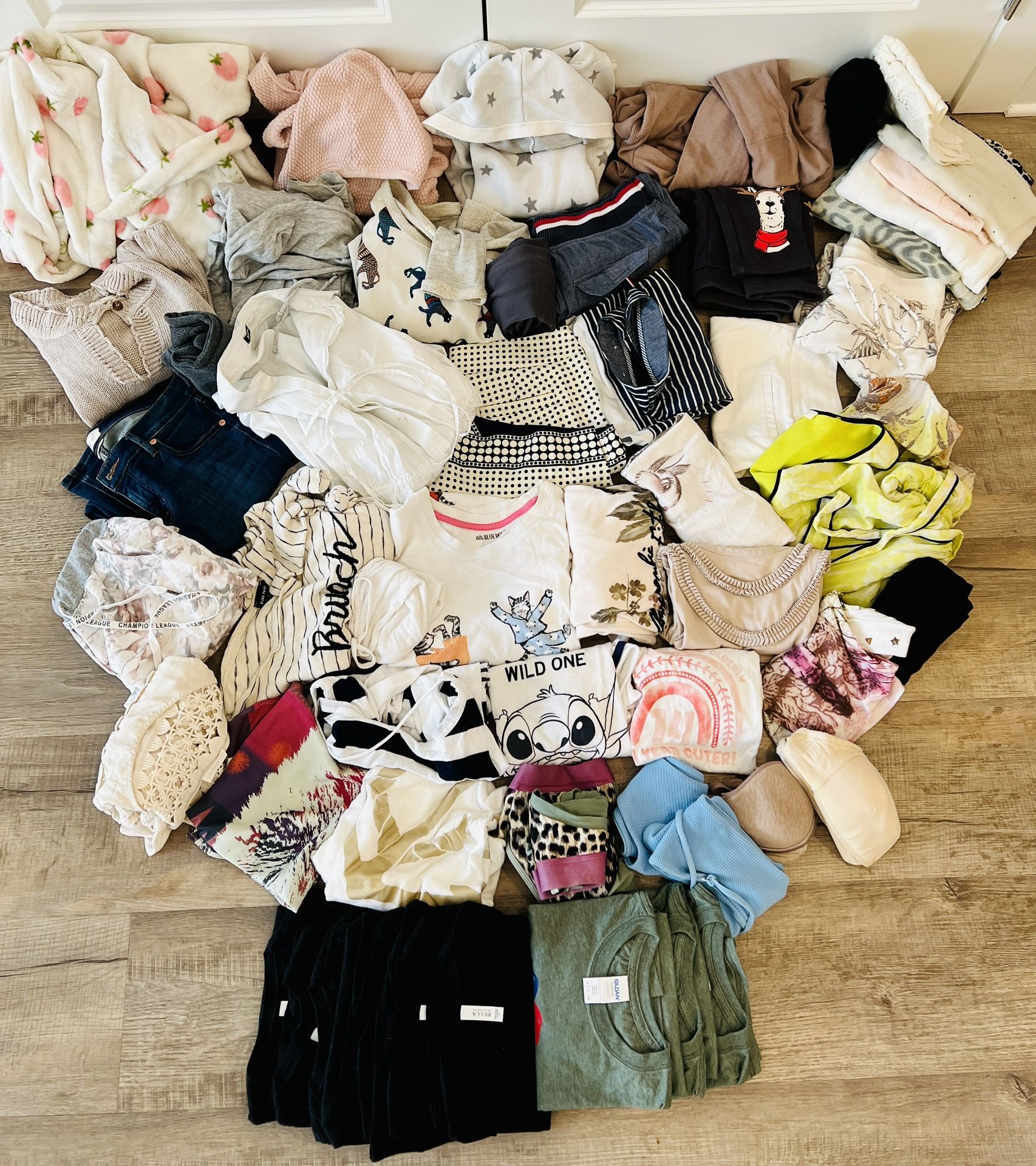 Women’s Clothing Bundle (52 Pieces) Size XS/S