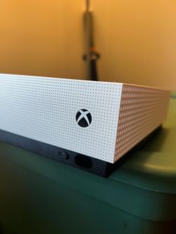 White Xbox One S w/ 2 Controllers(White & Black)