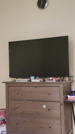 TCL Rouku TV + wall mount