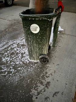 Trash can cleaning