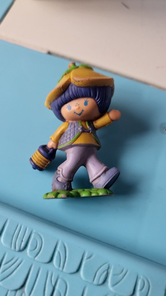 Vintage 1983 Strawberry Shortcake Almond Tea with Lantern Miniature Figure PVC
