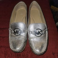 MICHAEL KORS LADIES SILVER FLAT SHOES 