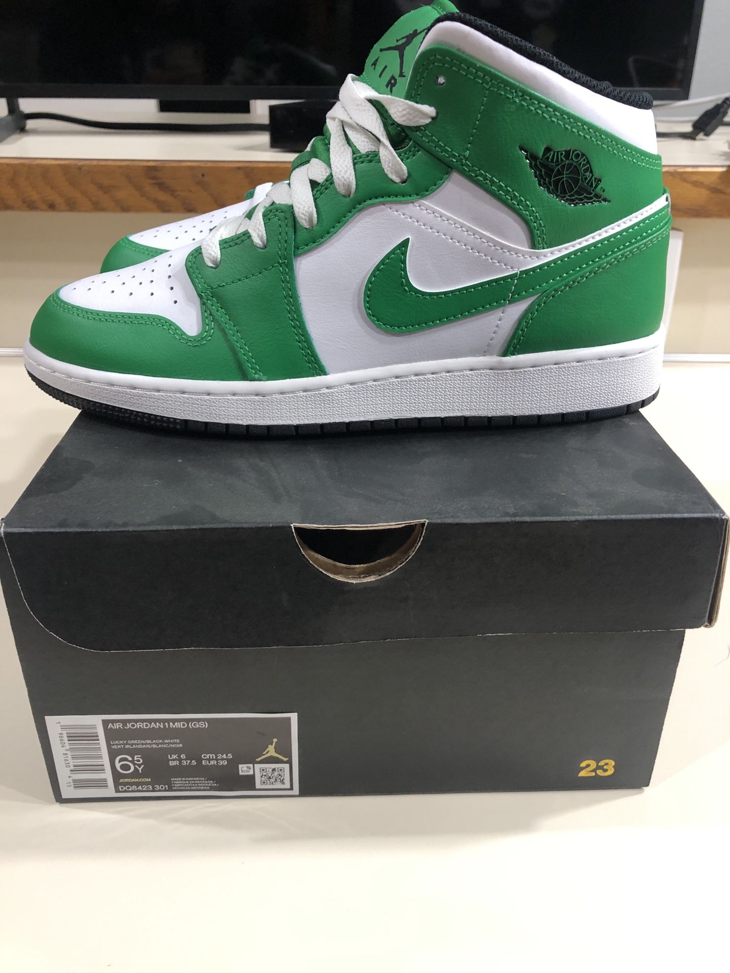 Air Jordan 1 Mid (GS) 6.5Y, Green/black/white With matching shirt