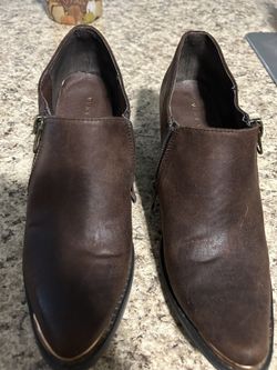 Woman’s Shoes Size 81/2