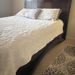 Queen Bedroom Set for Sale – Great Condition