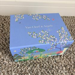 NEW VAN CLEEF AND ARPELS PACKAGING 
