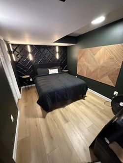 Upholstered queen bed