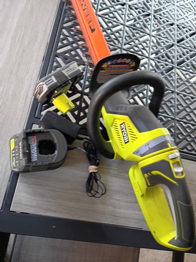 Trimiadora RYOBI Con Pila  Y cargador 