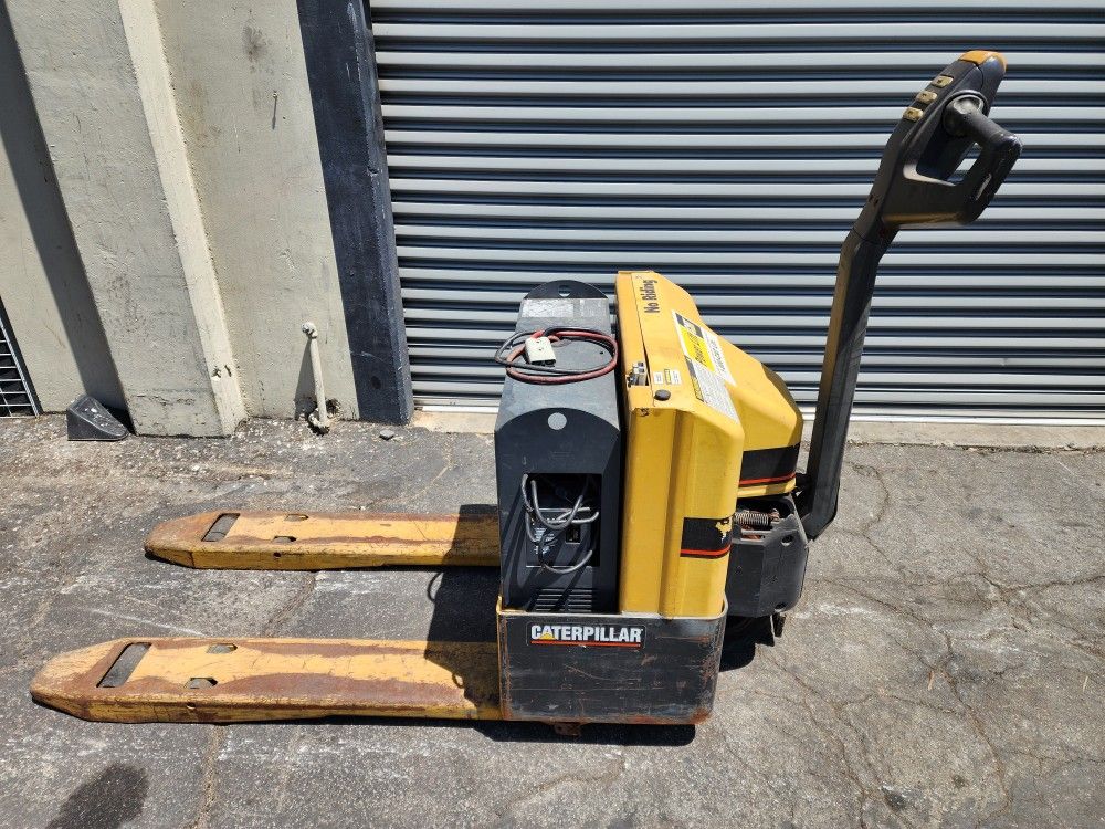 Caterpillar Electric Pallet Jack 5000lb Needs Battery