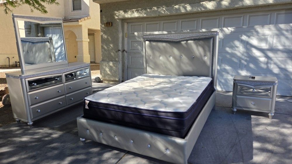 🔥Luxury Queen bedroom Set! LIKE NEW!