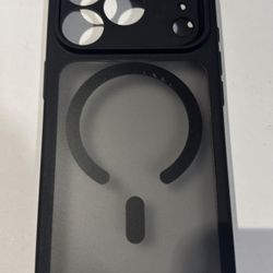 ESR Hybrid Magnetic I Phone 17 Pro Case Brand New 