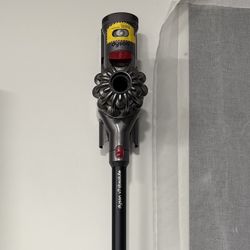 Dyson V7 Absolute + Wall mount + Accessories