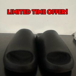 ⚪️Yeezy Slides Size 11⚪️