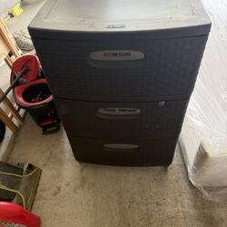     Free Plastic Storage Drawers – Great for Garage or Storage