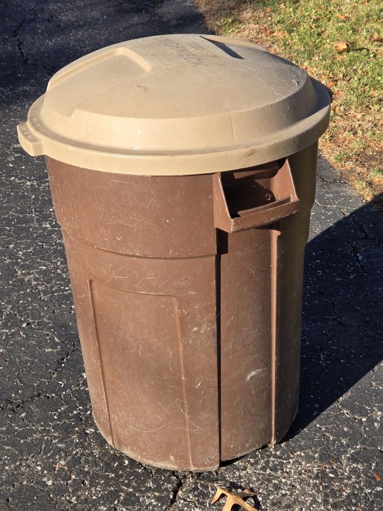 Rubbermaid Roughneck 40 Gallon Garbage Can