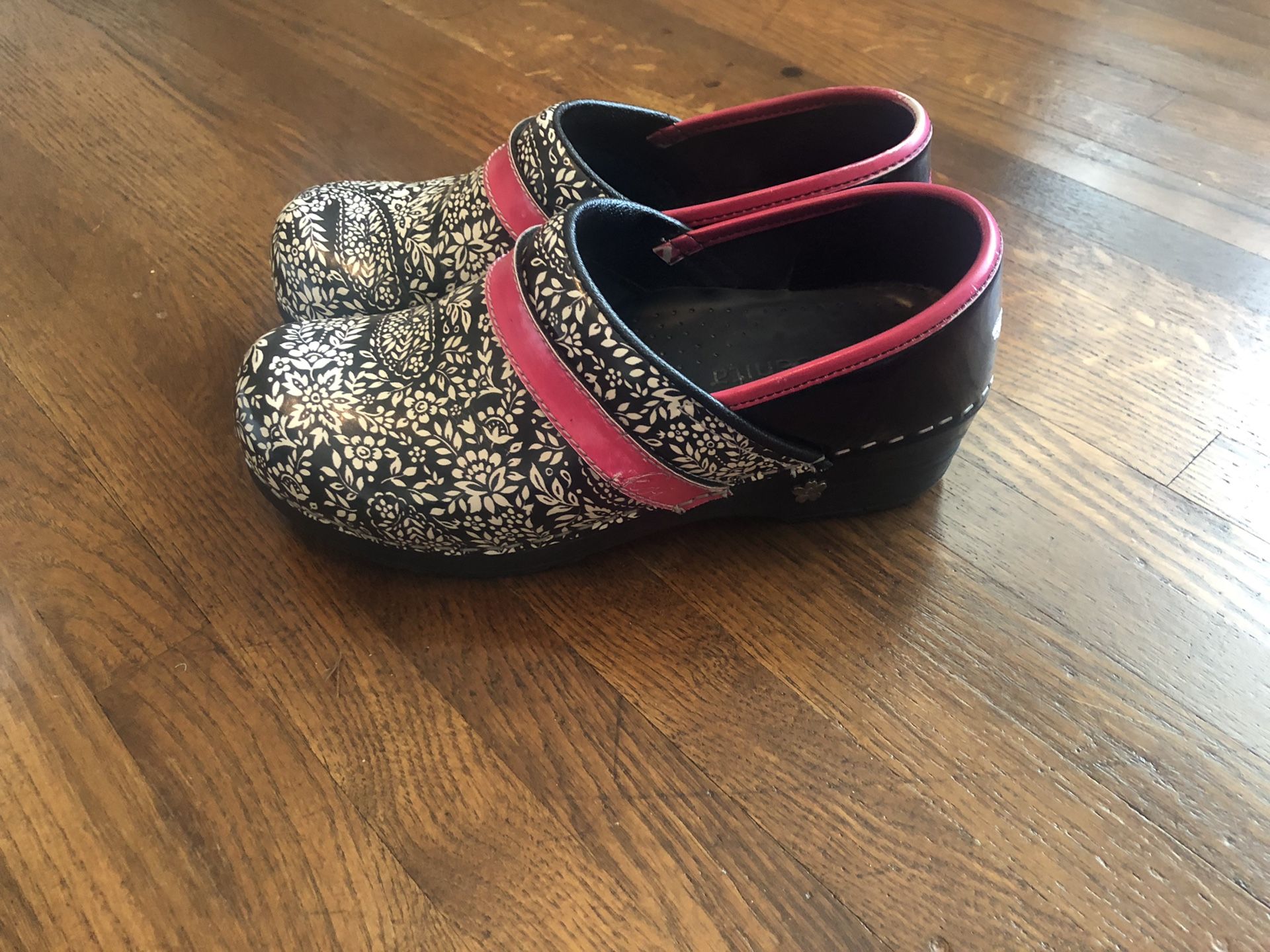 Scrubs, Dansko & Sanita clogs, stethoscope