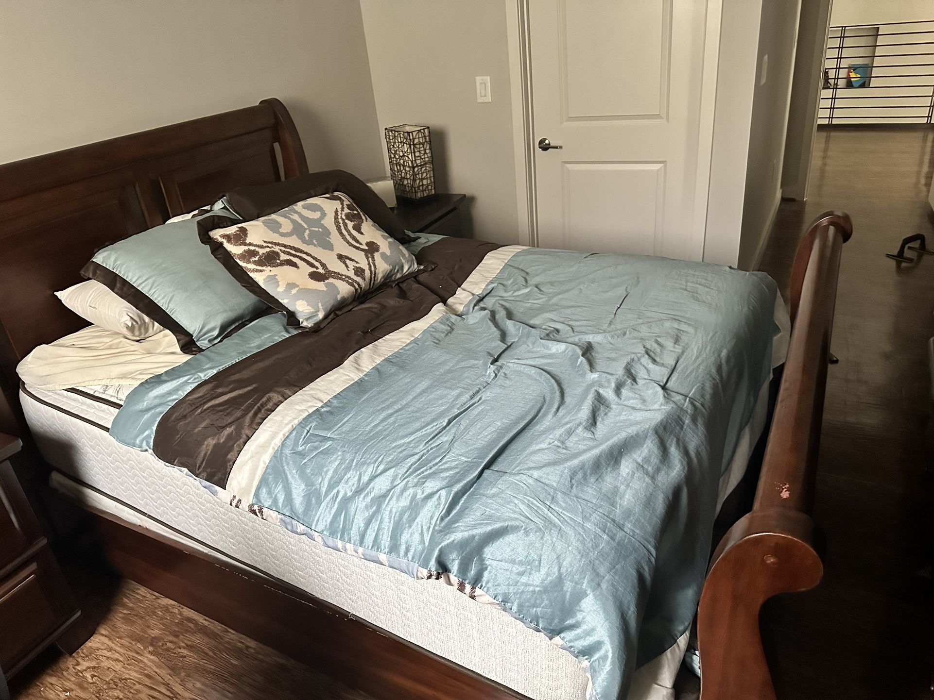 Queen Sleigh Bedroom Set (Solid wood)