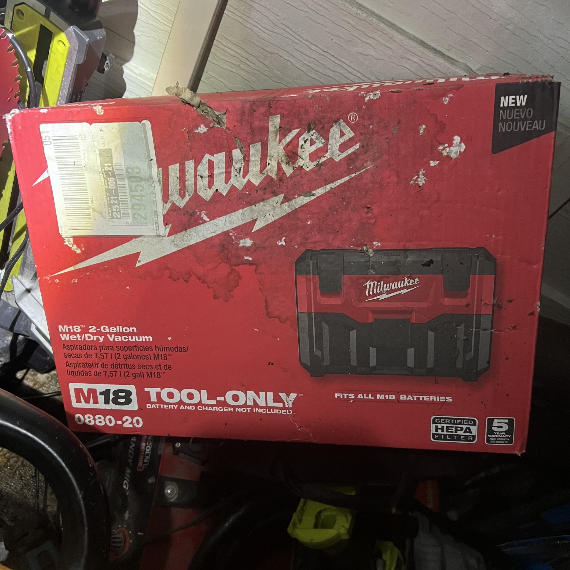MILWAUKEE CORDLESS WET DRY VACUUM