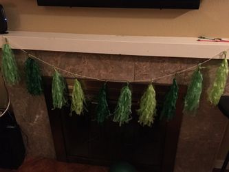 Green garland party decor (tissue)