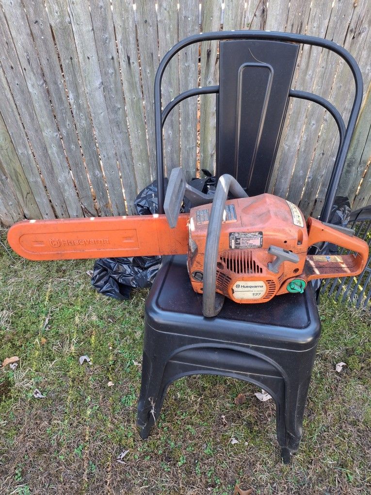 Husqvarna 137 Chainsaw