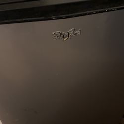 Mini Fridge WHIRLPOOL 