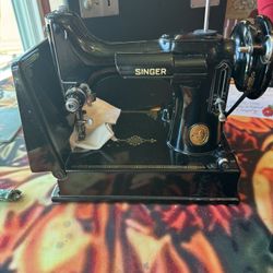 Vintage 1950 model SingerSewing Machine  Feather weight