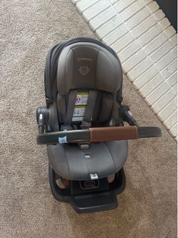 Uppababy Vista Aria car seat with base and bassinet with