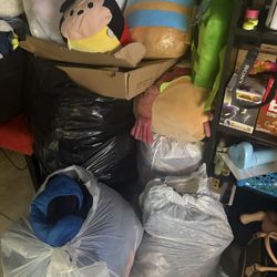 40.00$ Obo / Come Today 4 Bags Of Clothes/ Toys, And More, Comes As Shown In Photo 