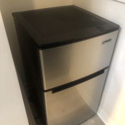 3.1 Cu Ft , Magic Chef Mini Refrigerator With Freezer 