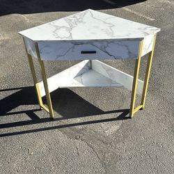 Corner table