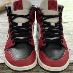 Air Jordan 1 Mid Chicago Toe