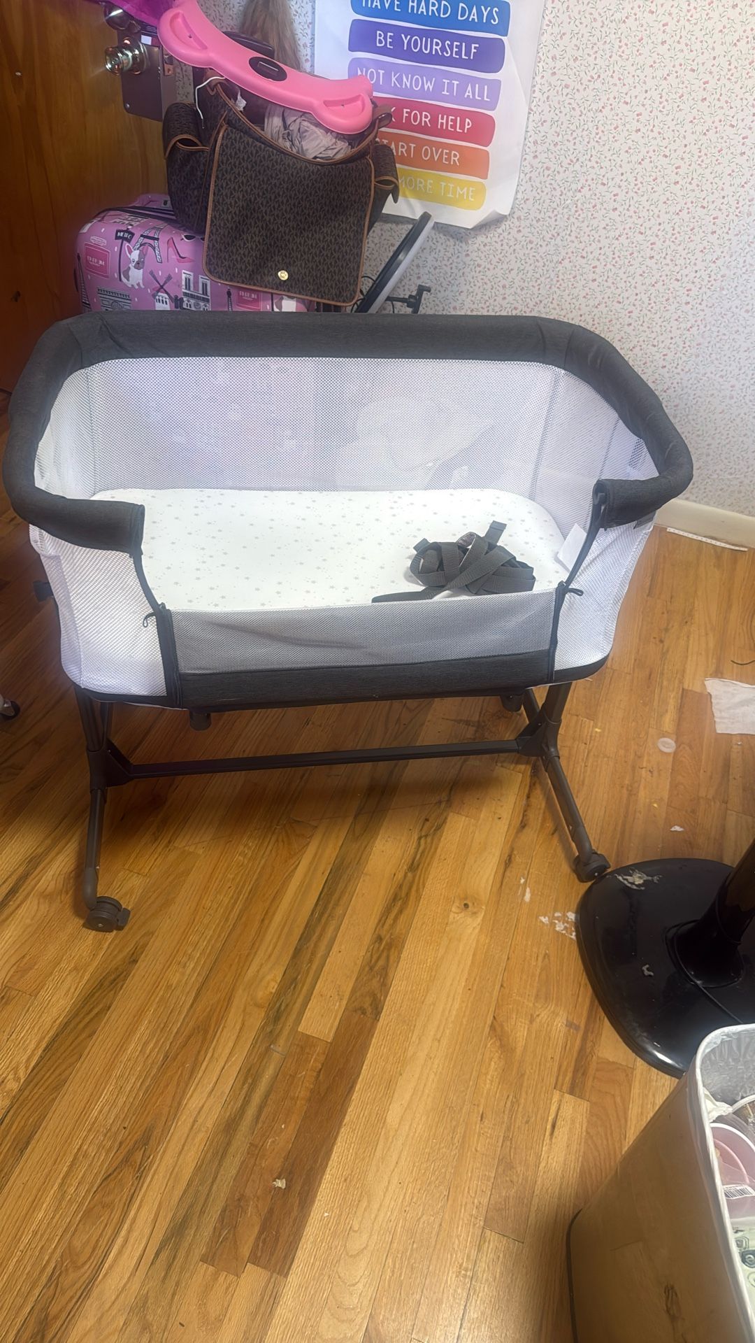 Adjustable bedside bassinet already set up