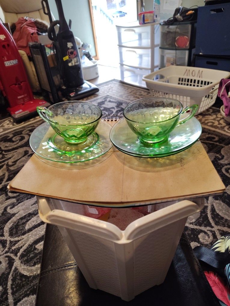 Uranium Glass.8 Sets.